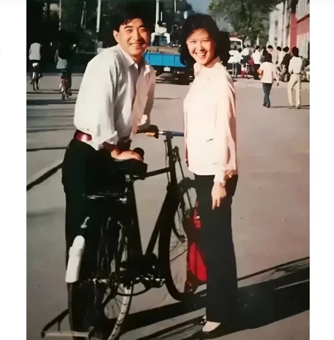 80年代沈阳机械厂一对夫妻下班回家的照片推着凤凰牌自行车开云体育 开云官网